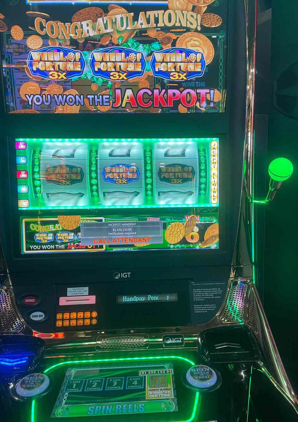 Pessoa comemorando uma vitória em um jogo de cassino online