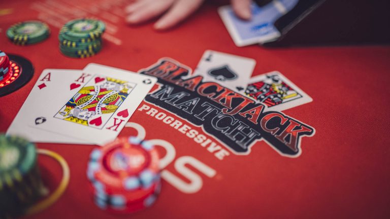 Mesa de Blackjack com cartas e fichas